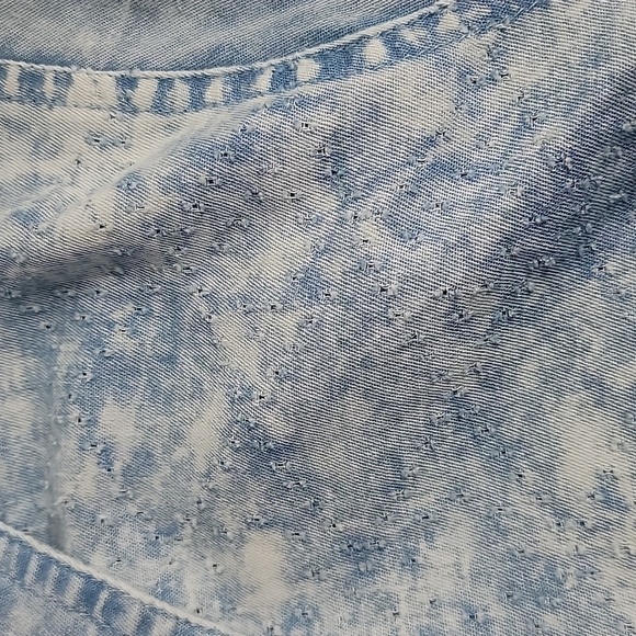 Gimmicks by BKE Perforated Chambray Shirt Light Denim Bleached Super Cute - Picture 4 of 6